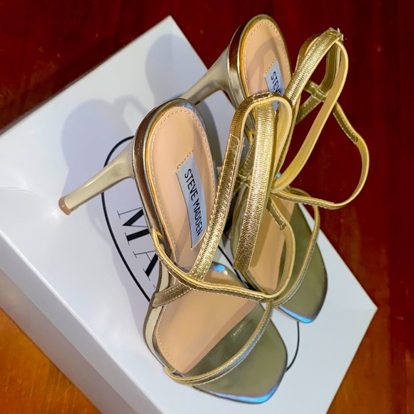 Metallic Gold strappy high heels - Picture 4 of 5